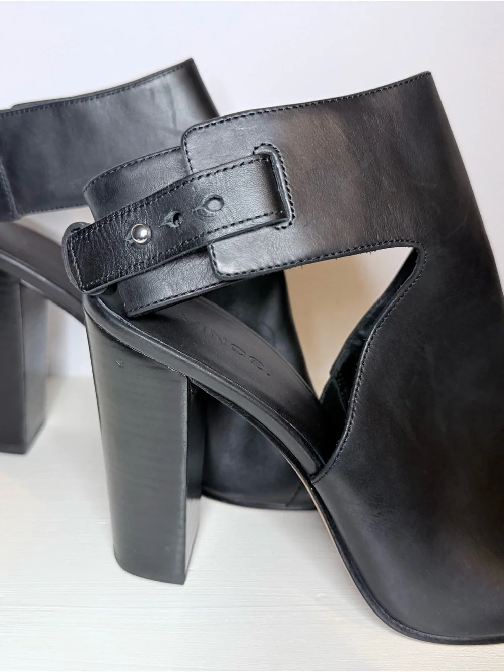Vince Black Leather Cutout Open-Toe Block Heel Sandals size 9.5